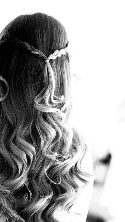 Braut im Spiegel - natürliche Hochzeitsfotografie Esslingen