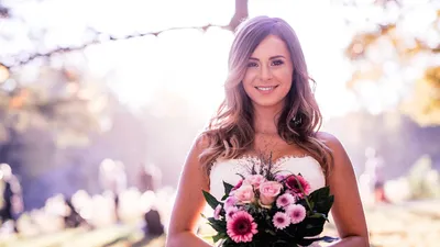 Brautpaar auf der Wiese - Hochzeitsfotografie