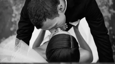 Brautpaar Gegenlicht - stimmungsvolle Hochzeitsfotografie