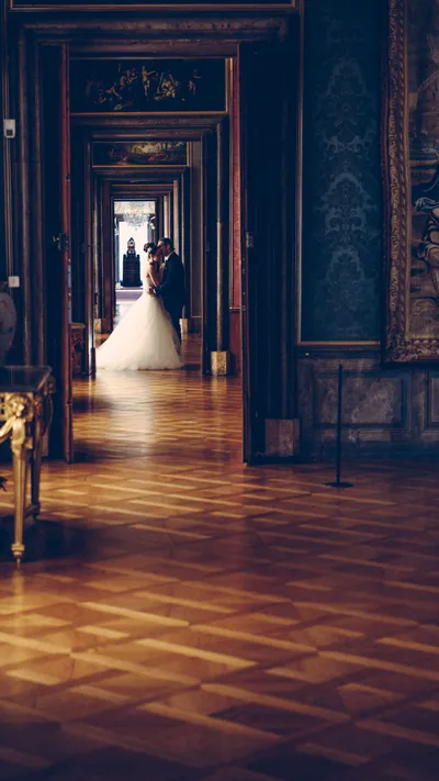 Brautpaar umarmt sich - Hochzeitsshooting