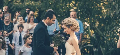 Brautpaar verlässt die Kirche - Hochzeitsreportage